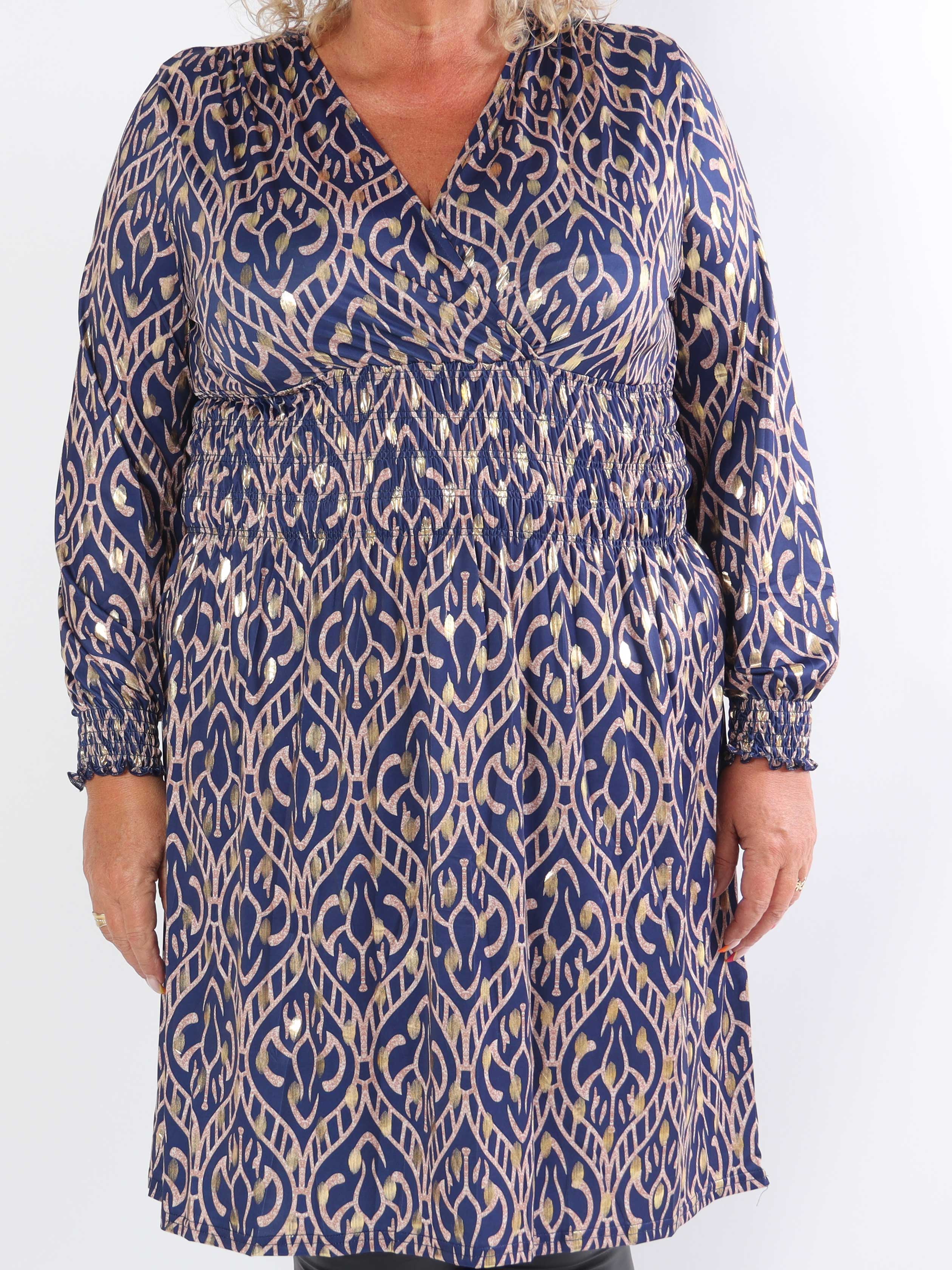 Pams Boho Short L/S - Elastisk plus size mønstret kjole i krølfrit stof